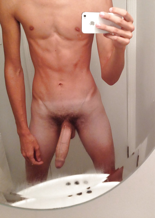 Aficionado desnudo masturbando su gran polla blanca
 #75667209