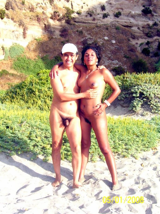 Las nudistas más suaves juegan juntas en el agua caliente
 #72247956