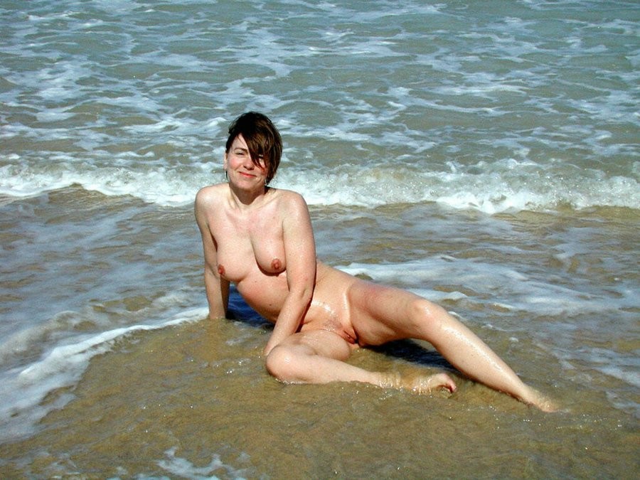 Las nudistas más suaves juegan juntas en el agua caliente
 #72248069