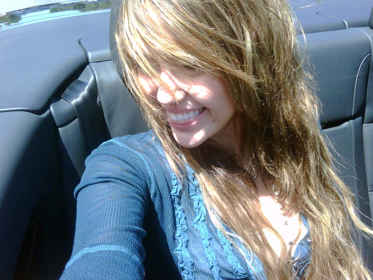 Miley Cyrus sieht sehr heiß und sexy auf ihren privaten Fotos aus
 #75312217