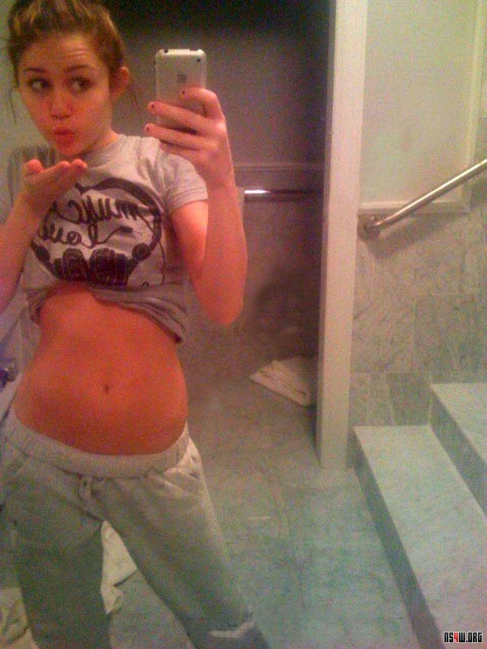 Miley Cyrus looking very hot and sexy on her private photos #75312251