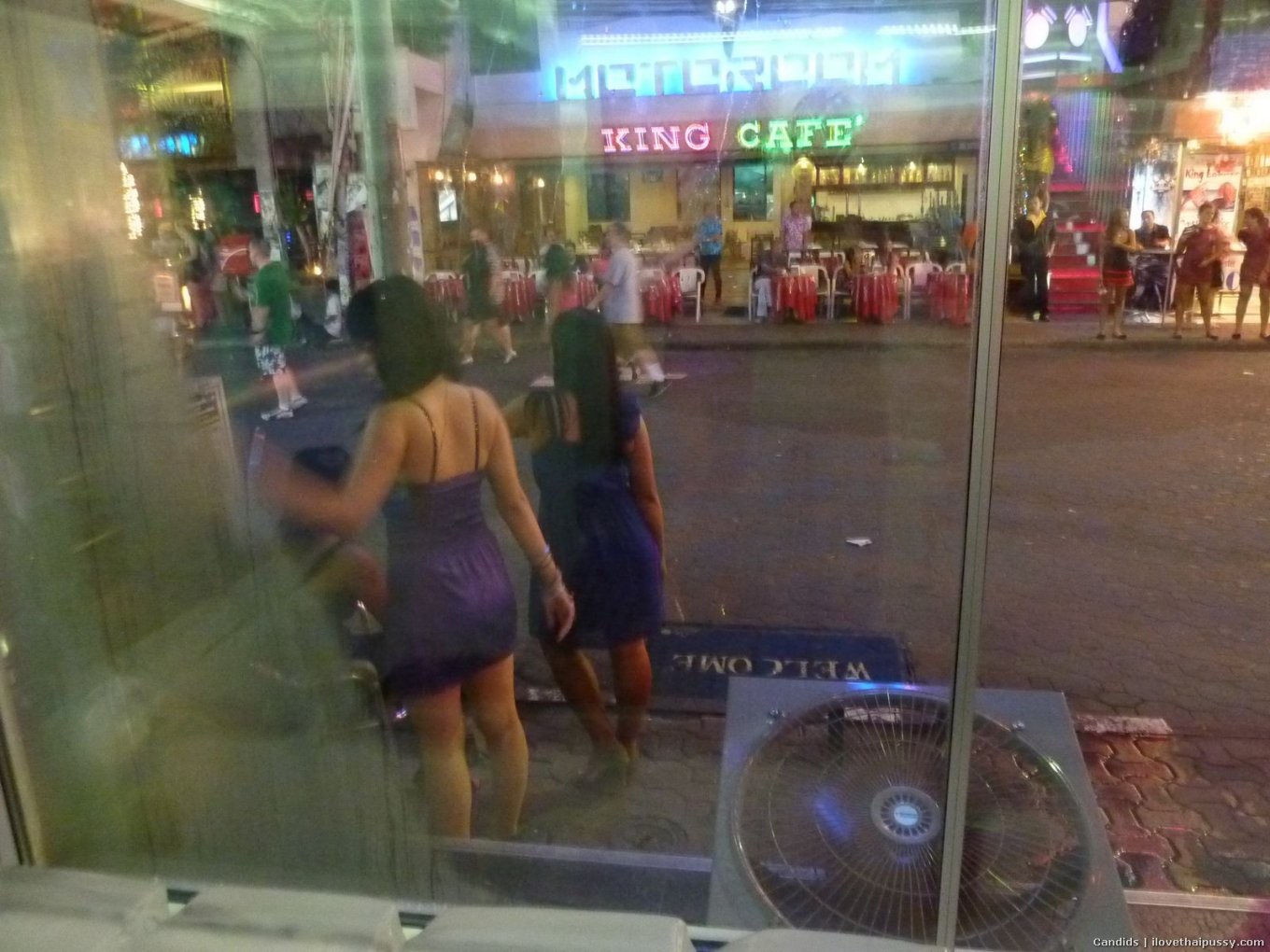 酔っぱらったタイの娼婦たちが公衆の面前で酒を飲んでいます。
 #68073418