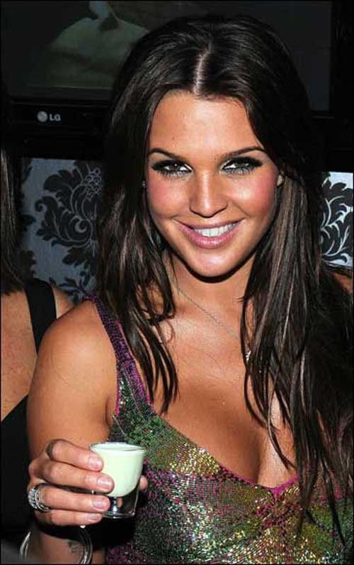 Danielle lloyd montrant ses gros seins et son cul
 #75409450