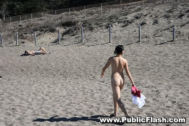 Petite Nudist Streifen n spielt nackt am öffentlichen Strand
 #78624450