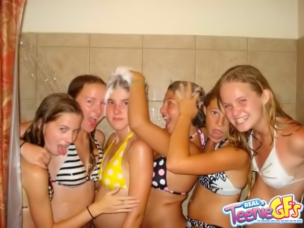 Blonde gemischte Teenager ziehen sich drinnen aus und posieren für die Kamera
 #68490527