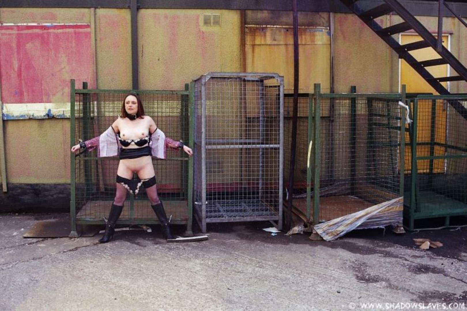 Amateur subbie mikki en varios lazos de servidumbre al aire libre
 #67319885