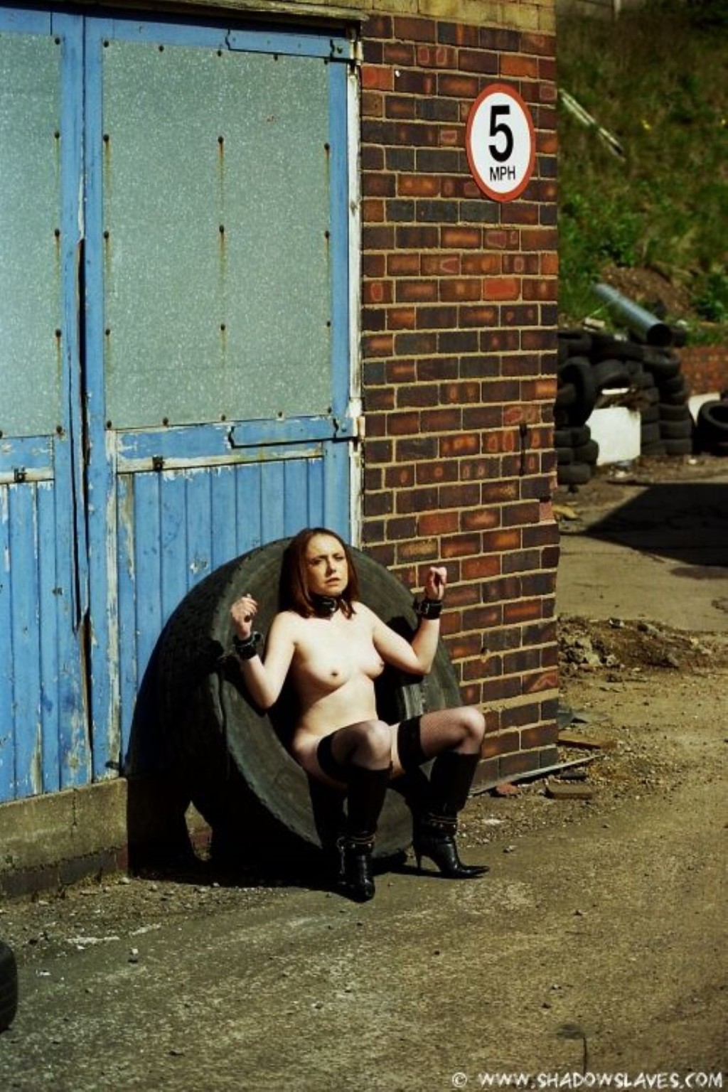 Amateur subbie mikki en varios lazos de servidumbre al aire libre
 #67320018