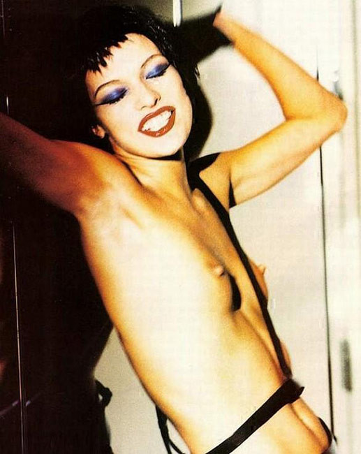Exotischer Promi-Star Milla Jovovich zeigt nackte Brüste
 #75430496
