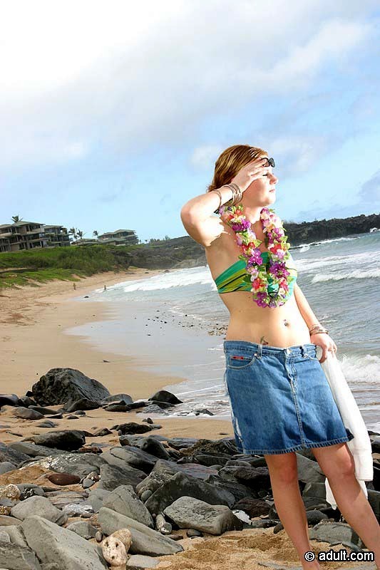 Une fille sexy pose en bikini et hors de son bikini sur une plage publique.
 #72316518