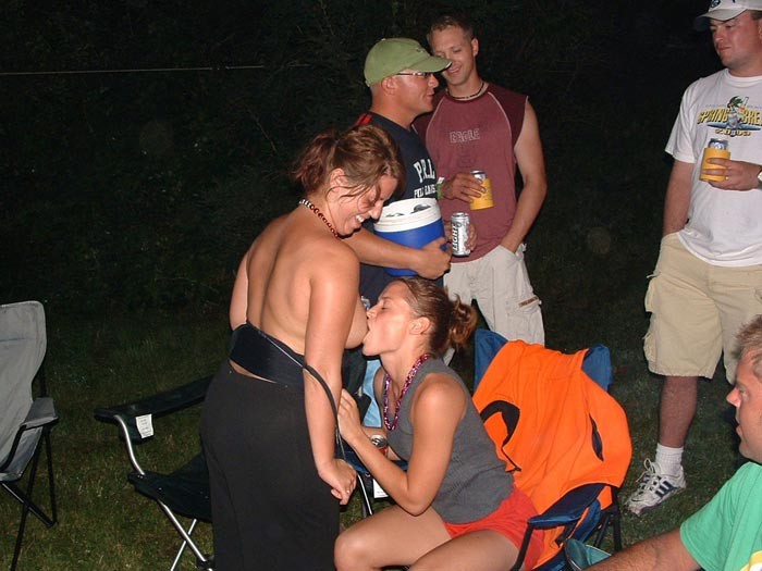 Echte betrunkene Amateur-Mädchen werden wild
 #76401765