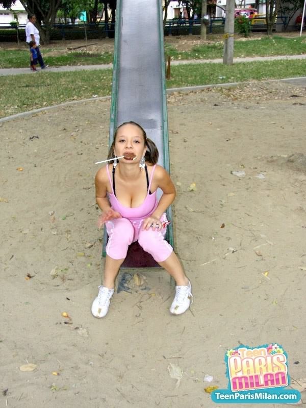 Lindo joven tetona juega en el parque
 #79451880