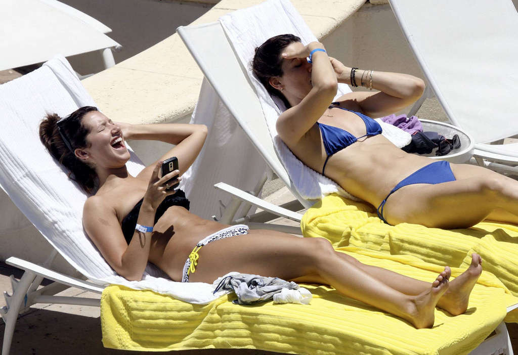 Ashley tisdale en bikini se relaja junto a la piscina en su hotel de miami con amigos
 #75374878
