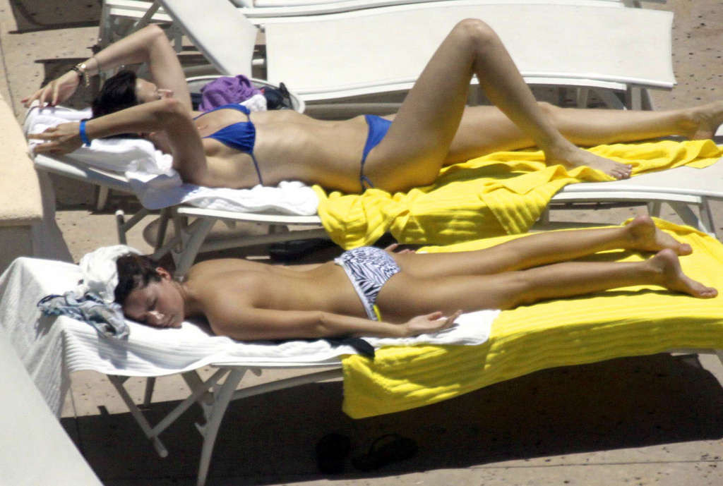 Ashley tisdale en bikini se détend au bord de la piscine de son hôtel de Miami avec des amis
 #75374902