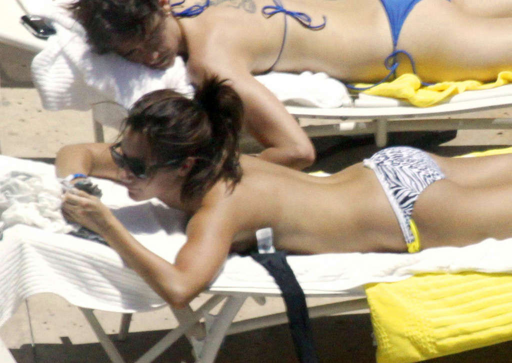 Ashley tisdale en bikini se détend au bord de la piscine de son hôtel de Miami avec des amis
 #75374916