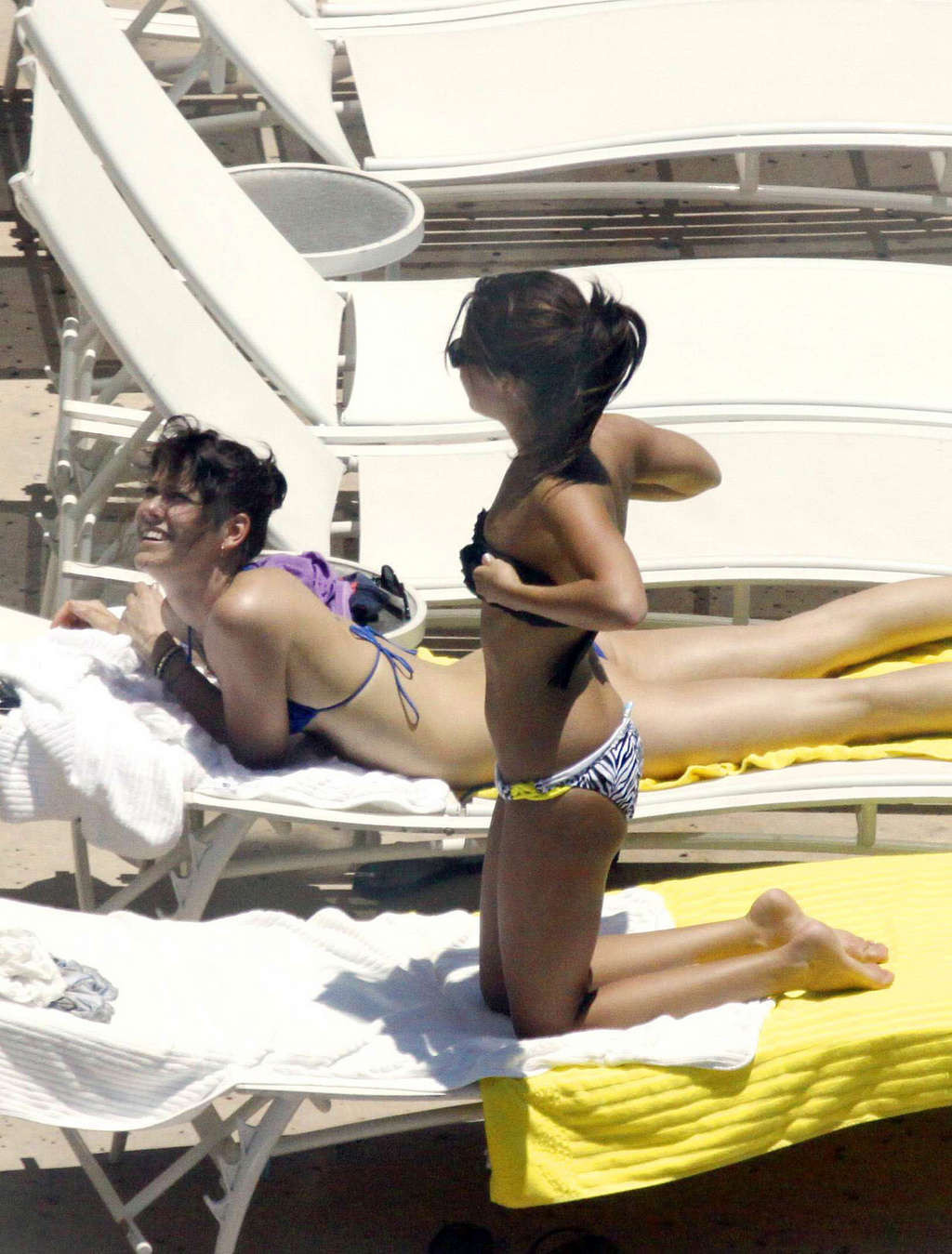 Ashley tisdale en bikini se relaja junto a la piscina en su hotel de miami con amigos
 #75374935