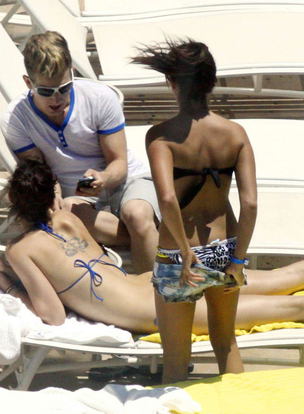 Ashley tisdale en bikini se détend au bord de la piscine de son hôtel de Miami avec des amis
 #75374982