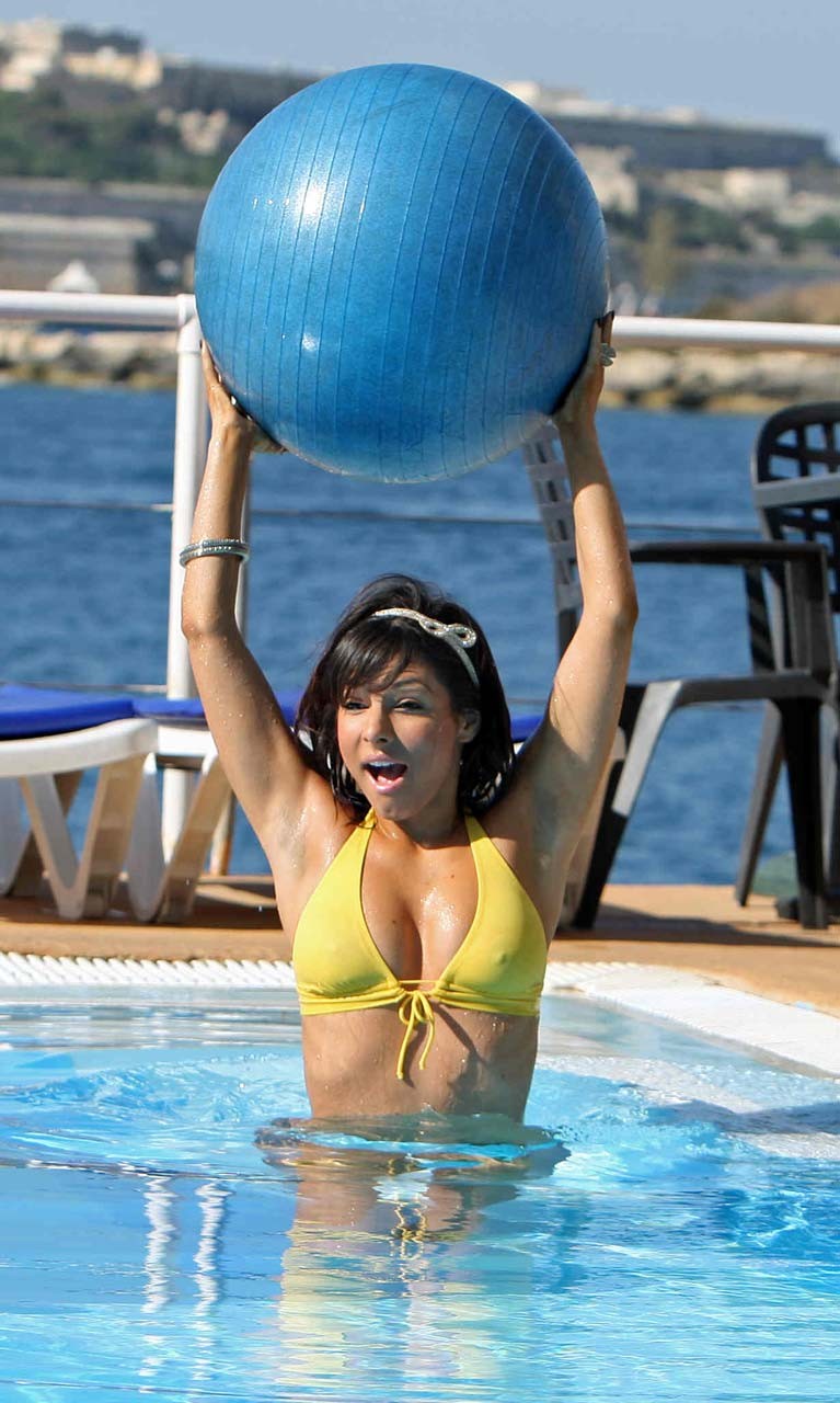 Roxanne Pallett che mostra il suo bel corpo in bikini in piscina e le sue grandi tette e figa
 #75318655