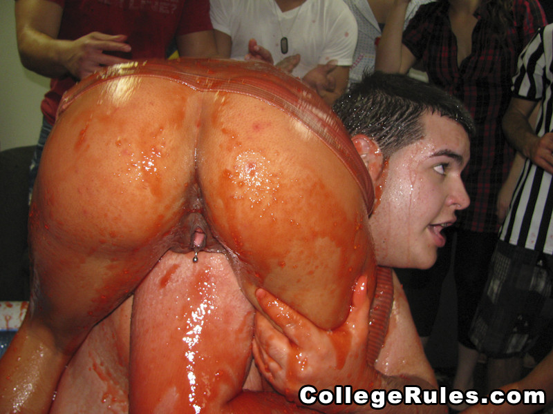 Une étudiante aux gros seins se fait baiser par trois pervers.
 #74560551