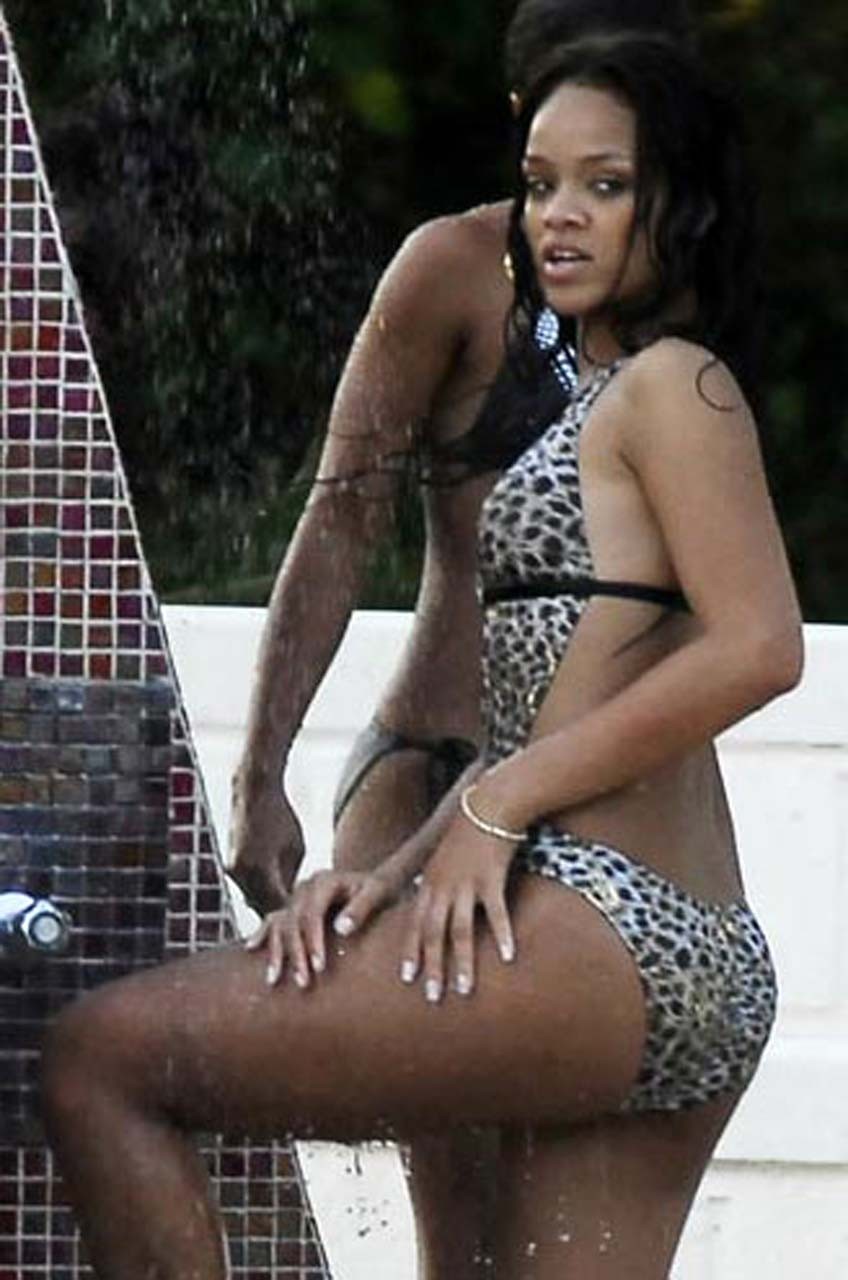 Rihanna che espone il suo cazzo di corpo sexy e tette sexy in camicia see thru
 #75319271