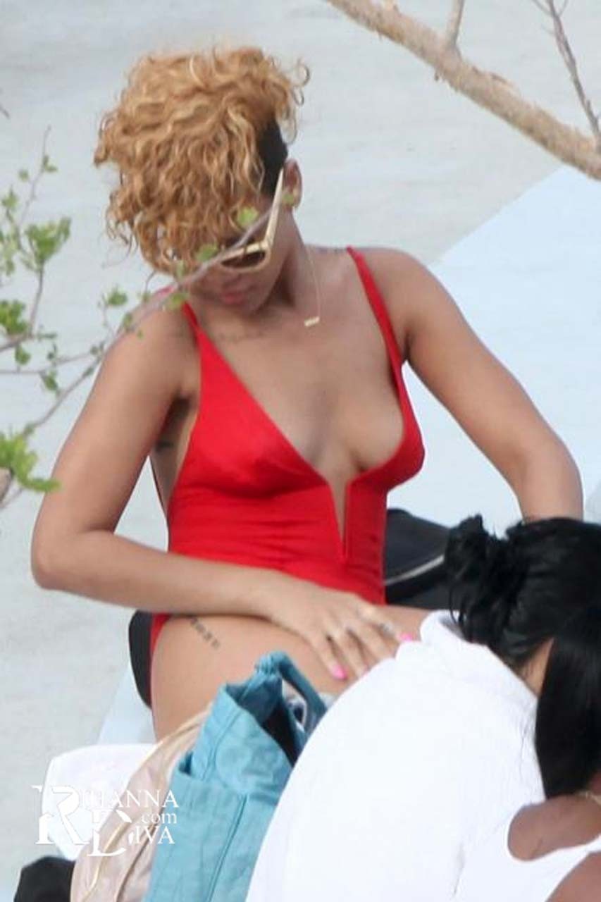 Rihanna mostrando su cuerpo y sus tetas con una camiseta transparente
 #75319292