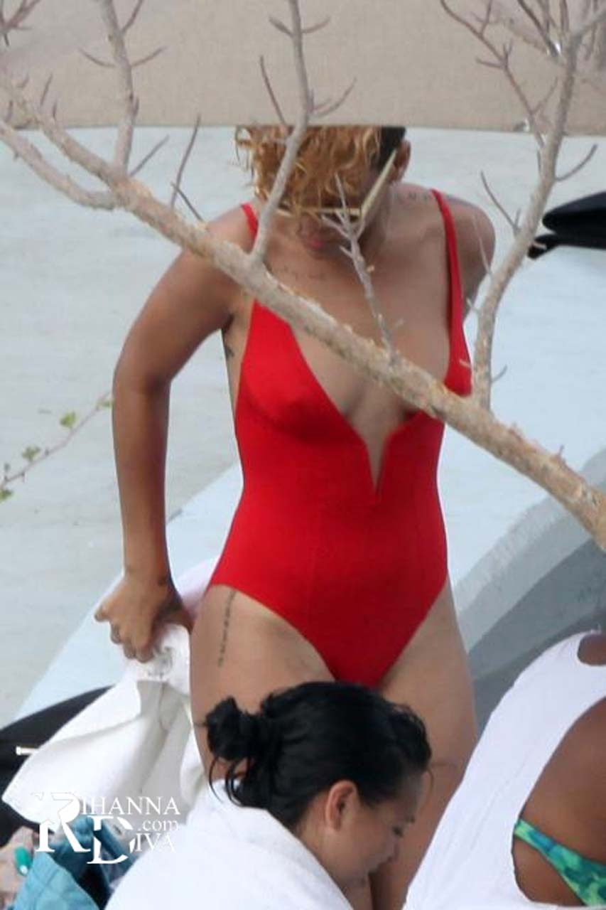 Rihanna che espone il suo cazzo di corpo sexy e tette sexy in camicia see thru
 #75319299