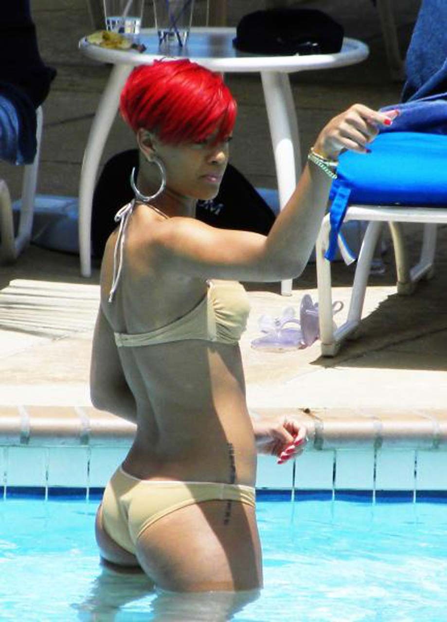 Rihanna mostrando su cuerpo y sus tetas con una camiseta transparente
 #75319315