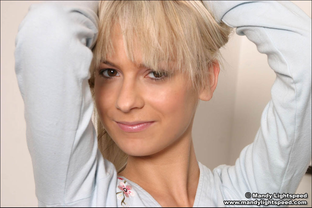 Gorgeous teen blonde Mandy Lightspeed relaxes before bed #70518710