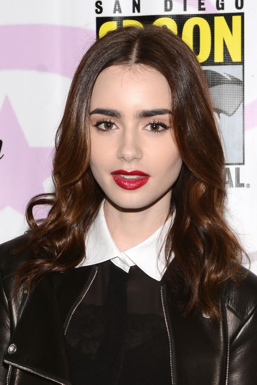 Lily collins leggy e see-thru al reggiseno al wondercon 2013 in anaheim e al chane
 #75236653