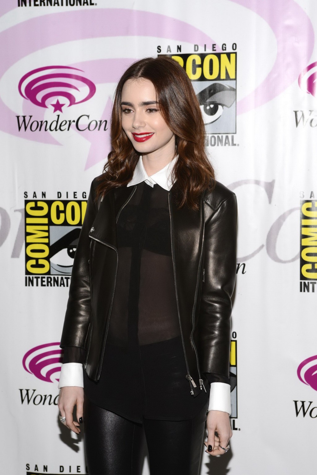 Lily collins leggy e see-thru al reggiseno al wondercon 2013 in anaheim e al chane
 #75236664