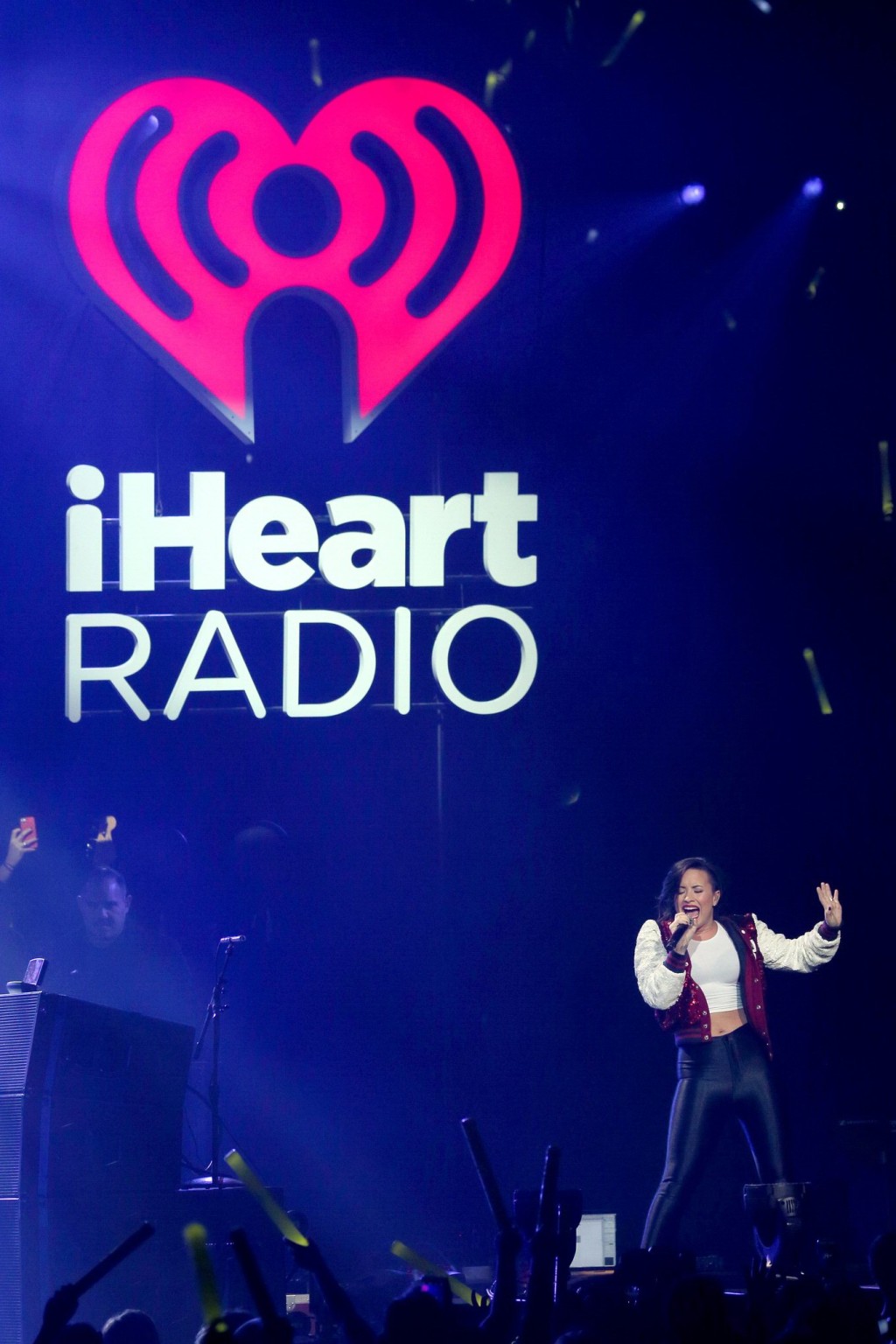 Demi lovato porte un soutien-gorge transparent lors de son concert au 1013 kdwbs jingle b
 #75178462