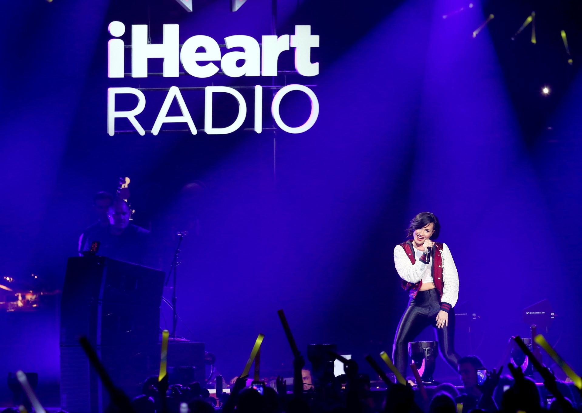 Demi lovato vedere attraverso al reggiseno durante l'esecuzione a 1013 kdwbs jingle b
 #75178467