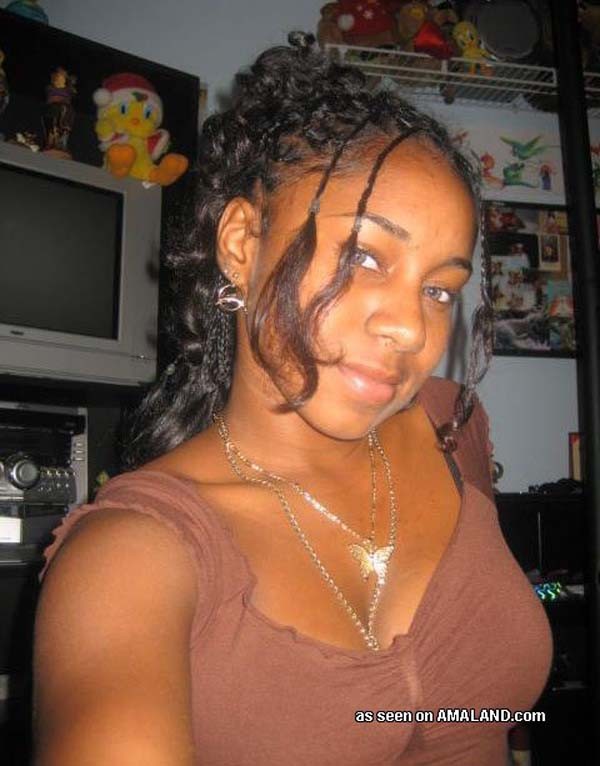 Ebony posando como una zorra en la cámara
 #67285893