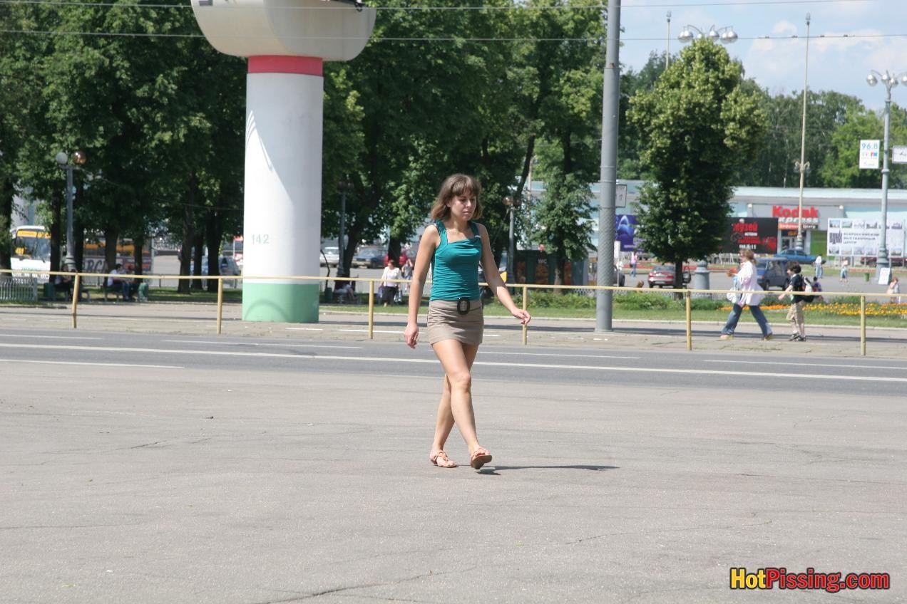 Una chica excitada se complace en hacer un pipí en la vía pública
 #76521567