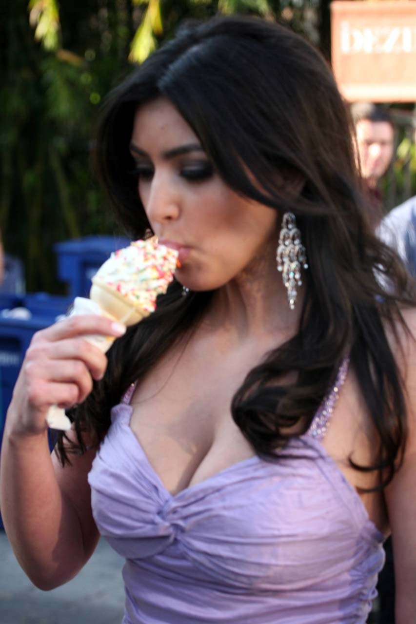 Kim kardashian entblößt ihren nackten Körper und ficken sexy Arsch
 #75315117