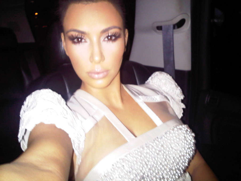 Kim Kardashian guardando molto sexy su foto private ancora inedite
 #75326637