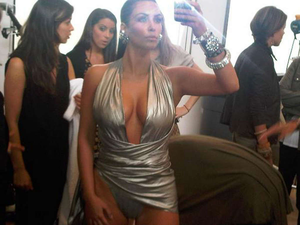 Kim Kardashian guardando molto sexy su foto private ancora inedite
 #75326827