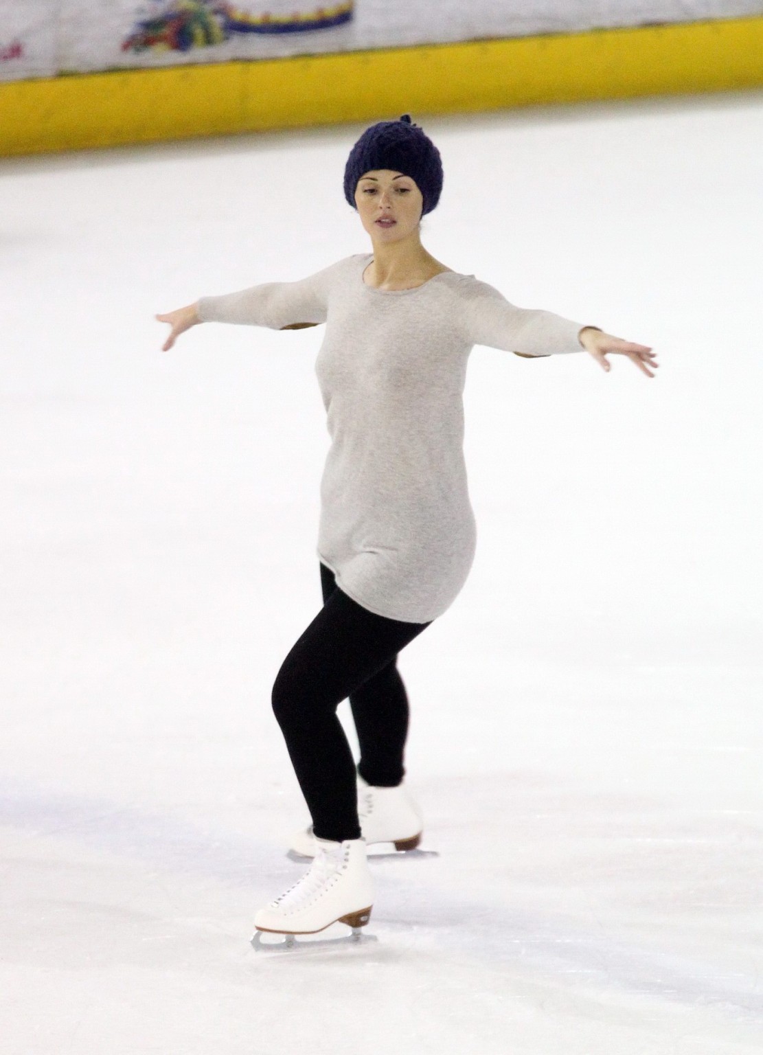 ジェニファー・メトカーフ、シースルーのセーターを着てブラジャーなしでダンスの練習をする
 #75324981
