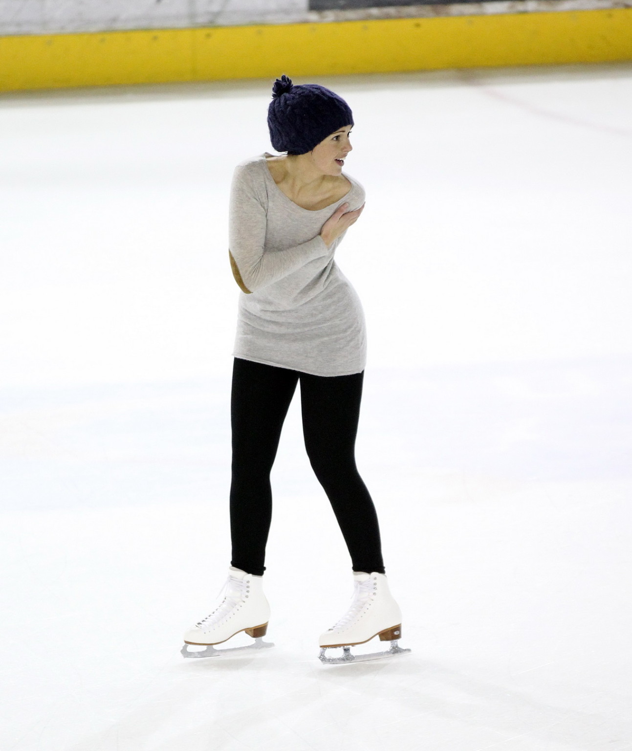 ジェニファー・メトカーフ、シースルーのセーターを着てブラジャーなしでダンスの練習をする
 #75325015