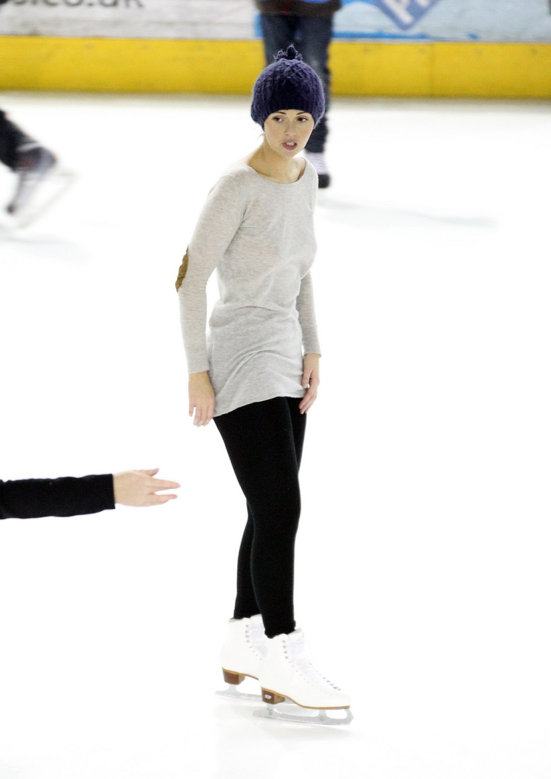 ジェニファー・メトカーフ、シースルーのセーターを着てブラジャーなしでダンスの練習をする
 #75325065