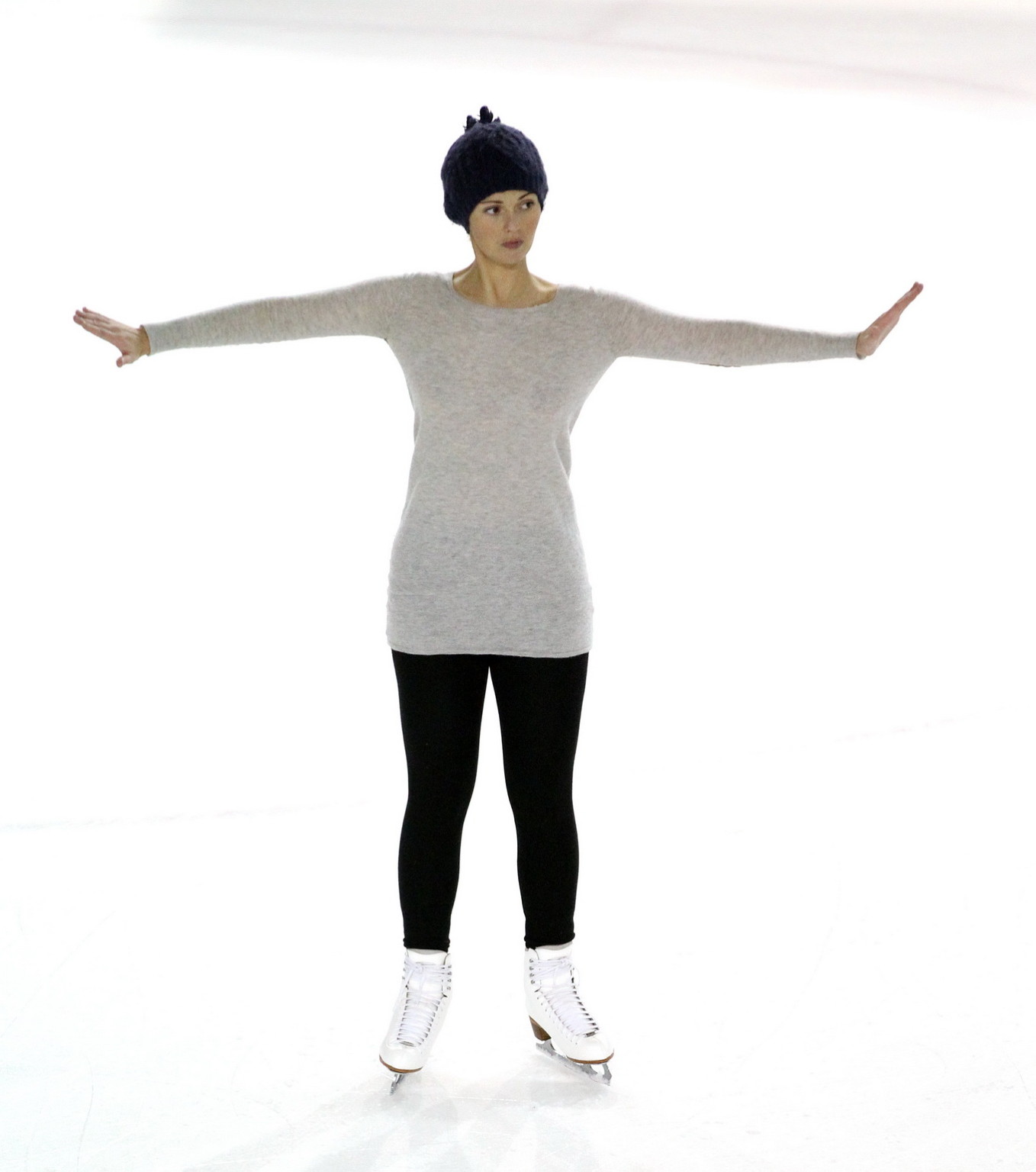 ジェニファー・メトカーフ、シースルーのセーターを着てブラジャーなしでダンスの練習をする
 #75325073