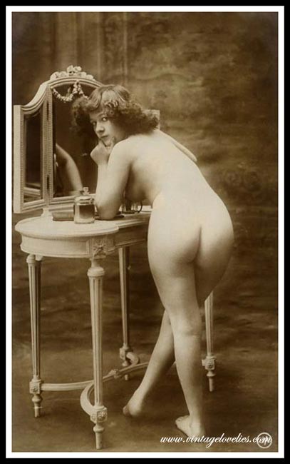 Elegantes damas de época posan desnudas en la década de 1900
 #76521686