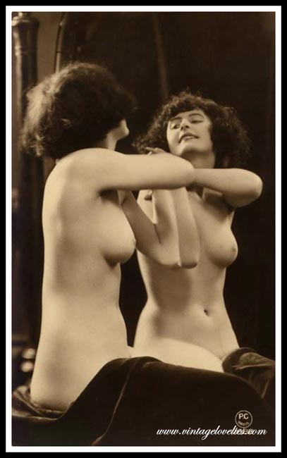 Elegantes damas de época posan desnudas en la década de 1900
 #76521691