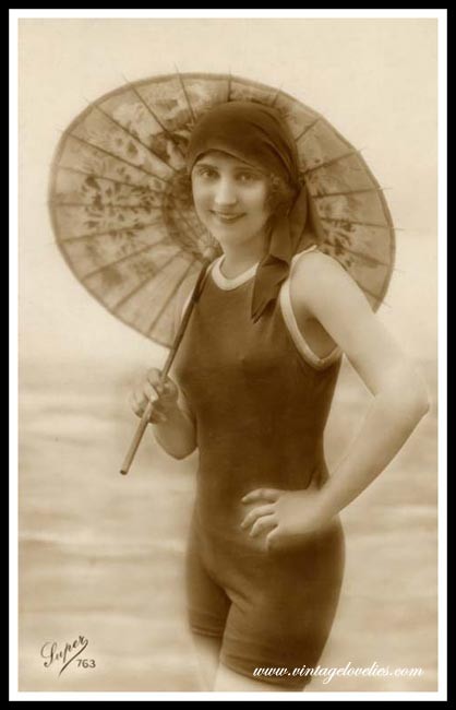 Elegante Vintage-Damen posieren nackt in den 1900er Jahren
 #76521696