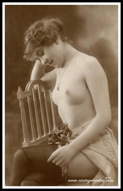 Elegante Vintage-Damen posieren nackt in den 1900er Jahren
 #76521700