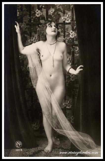 Elegantes damas de época posan desnudas en la década de 1900
 #76521704