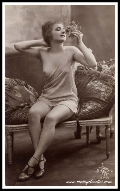 Elegante Vintage-Damen posieren nackt in den 1900er Jahren
 #76521715