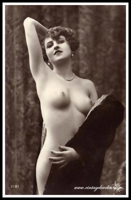 Elegantes damas de época posan desnudas en la década de 1900
 #76521731