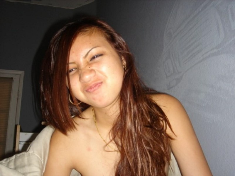 Asiatische Coed geht voll nackt in Couch zeigt squeezable Titten
 #69889426