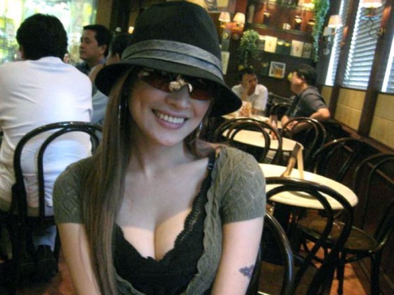 Asiática va desnudo completo en el sofá muestra tetas squeezable
 #69889480