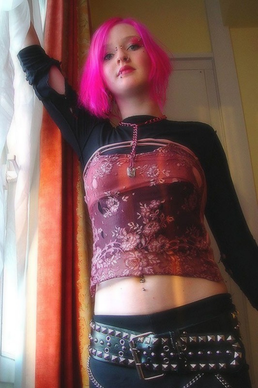 Chica gótica fetichista de pelo rosa mostrando sus tetas perforadas
 #73272690